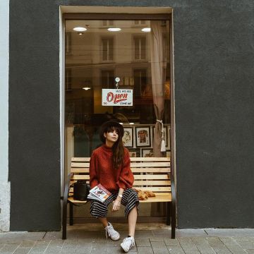 Fluidos pantalones a rayas blancas y negras de Safia Vendome en su cuenta de instagram