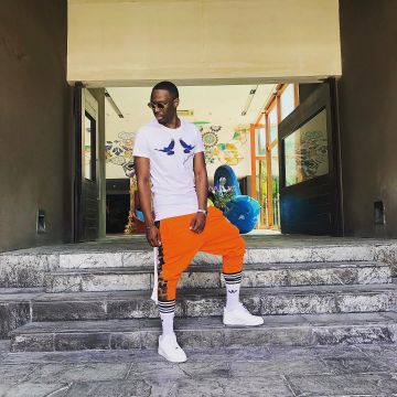 Sneakers white Air Force One that carries the singer Dadju on his account instagram