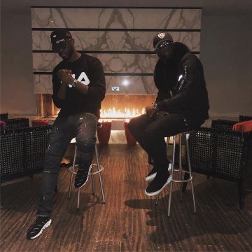 Sweatshirt black Fila worn by the singer Dadju on his account Instagram