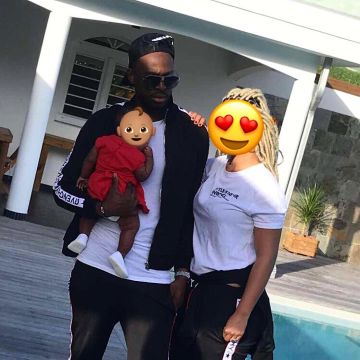 The jacket Givenchy black that carries the singer Dadju on his account instagram