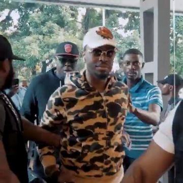 The hoodie Bape Shark camouflage worn by the singer Dadju on his account instagram