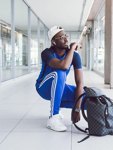 Sneakers white Air Max 90 Triple White that carries the singer Dadju on his account instagram