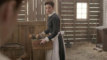 La robe grise col claudine de Bridget Sullivan (Kristen Stewart) dans Lizzie