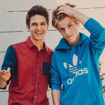 The sweatshirt with hood blue and white Adidas worn by Alex Lange on his account Instagram