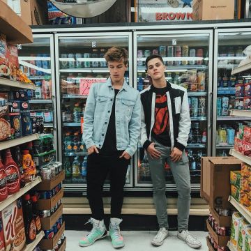 The chausssures green and orange Nike Kobe 9 Elite worn by Alex Lange on his account Instagram