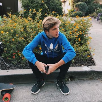 The sweatshirt has a hood blue Adidas worn by Alex Lanage on his account Instagram