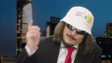 Le bob Game Boy Color Pikachu du rappeur Lorenzo dans son clip Bizarre feat. Vald