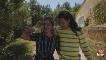 Le pull jaune col rond côtelé à rayures Lacoste de Moha la squale dans son clip Luna
