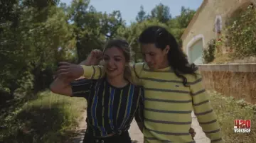 El suéter amarillo de cuello redondo acanalado con rayas Lacoste de Moha el tiburón en su clip Luna