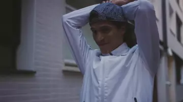 La gorra Lacoste LIVE en mini-sarga a cuadros de Moha la Squale en su clip Luna