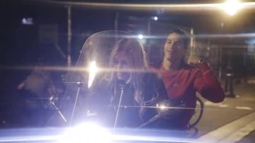 Le sweatshirt à col rond Lacoste LIVE rouge de Moha La Squale dans son clip Luna