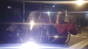La sudadera roja de cuello redondo Lacoste LIVE de Moha La Squale en su clip Luna