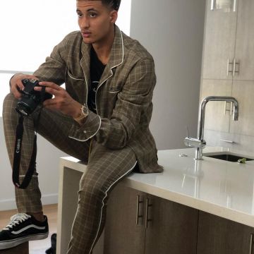 The Sneakers Vans Old Skool black worn by Kyle Kuzma on his account Instagram