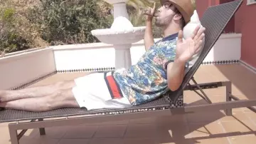 Le short de bain drapeau Tommy Hilfiger porté par Ademo dans le clip J'suis PNL de PNL