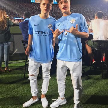 Sneakers Vans Classic Slip On white, worn by Ivan Martinez on his account Instagram