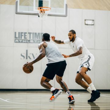 Sneakers Shoe basketball Nike Kyrie 4 worn by J. R Smith on the account Instagram @brkicks