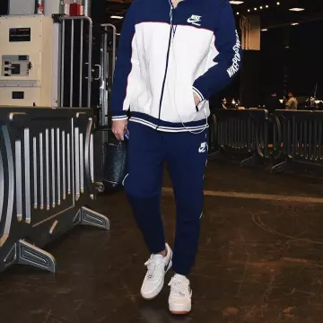 Les Sneakers Nike Air Force 1 Low "travis Scott"   portées par Devin Booker sur son compte Instagram