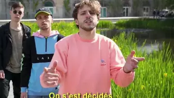 Le sweatshirt rose de Maxenss dans la vidéo YouTube  FREESTYLE DE POTES de Squeezie (ft Seb & Maxenss)