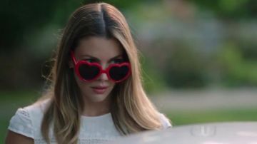 Sunglasses in the shape of a heart of Mrs. Grundy (Sarah Habel) in Riverdale S01E04