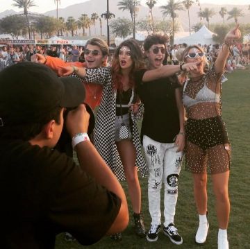 The black shoes Vans Old Skool worn by Juanpa Zurita on his account Instagram