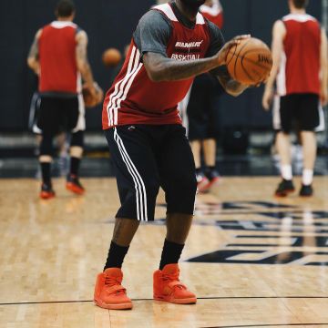 Sneakers Nike Air Yeezy 2 Sp "red October", worn by Lebron James on the account Instagram @brkicks