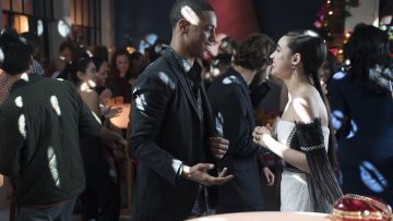 The black and white dress Alexis fringe Sloane Silver (Sofia Carson) in Famous in Love S02E10
