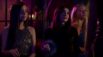 Le top Alice + Olivia "Haylen Fox Fur-cuff" de Alexis Glenn (Niki Koss) dans Famous in Love S02E08