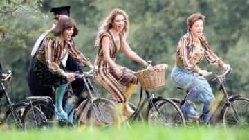 The combi pant jumpsuit striped Donna young (Lily James) in Mamma Mia, here we go again
