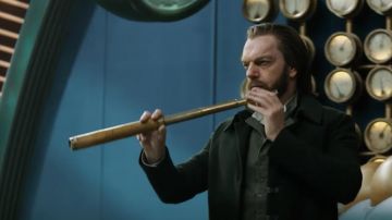 Thaddeus Valentine (Hugo Weaving) vintage telescope in Mortal Engines