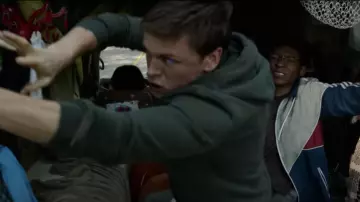 Le sweat à capuche vert foncé de Liam (Harris Dickinson) dans The Darkest Minds