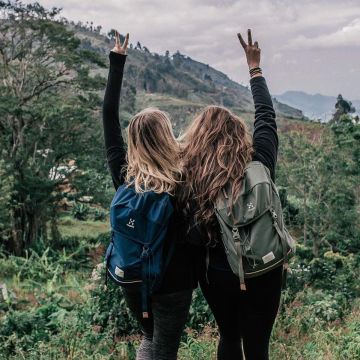 Le sac à dos bleu de Marie Lopez aka en­joy­phoe­nix en Tanzanie sur Instagram