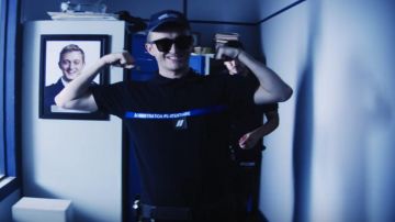 Le tee-shirt noir administration pénitentiaire de Vald dans le clip Woah de 93 Empire