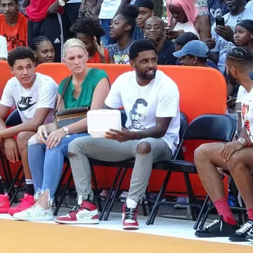 Baskets Le 10: la Air Jordan 1 "blanc cassé" porté par Kyrie Irving sur Instagram account @brkicks