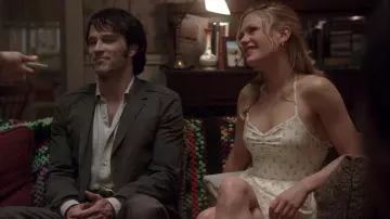 La robe d'été beige imprimé pêches de Sookie Stackhouse (Anna Paquin) dans True Blood S01E02