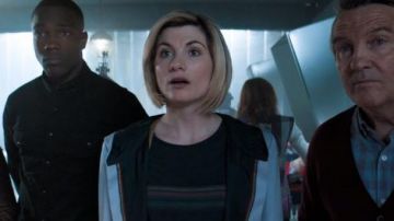 Arc-en-ciel à Rayures t-shirt porté par 13 Doctor Who (Jodie Whittaker) comme vu dans Doctor Who (S11E07)