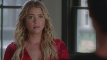 Pendientes de Hanna Marin (Ashley Benson) en Pretty Little Liars S07E20