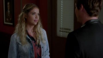 The collar of Hanna Marin (Ashley Benson) on Pretty Little Liars S07E18