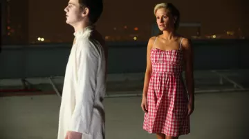 La robe rouge à carreaux de Soo­kie Stack­house (Anna Pa­quin) dans True Blood S02E09