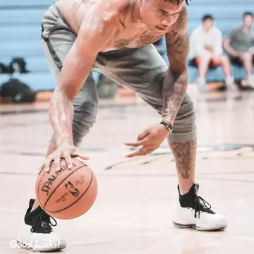 Sneakers Nike Air Max 97 triple White worn by Jayson Tatum on the  Instagram account @leaguefits