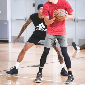 The Shoe basketball Nike PG 2 carried by Jayson Tatum on the account Instagram @koolmac