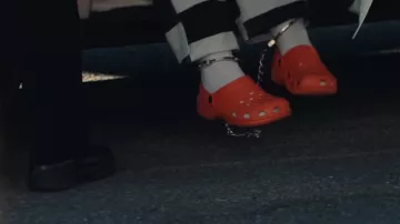 Zapatos Crocs naranjas usados por Tilly Mitchell (Patricia Arquette) como se ve en Escape at Dannemora
