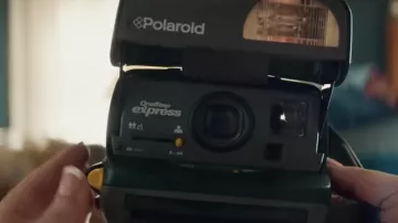Polaroid One Step Express utilizado por Tilly Mitchell (Patricia Arquette) como se ve en Escape at Dannemora