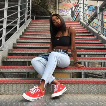 El par de Converse One Star rojas que lleva Aude Julie en su cuenta de Instagram