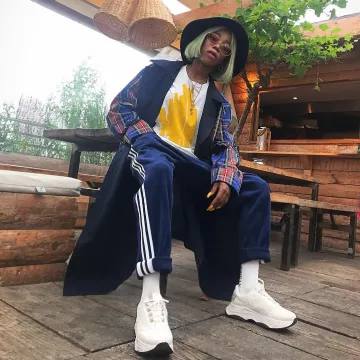 Trote azul en terciopelo Adidas usado por Kimberlyskinny en su cuenta de instagram