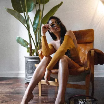 Robe jaune moutarde de Shay Mitchell sur Instagram