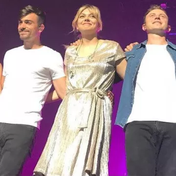 Louane y su vestido de Maison Père en concierto