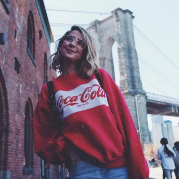 el suéter de coca cola visto en la cuenta de instagram de zoella