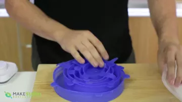 Tapas elásticas de silicona vistas en el video "8 Innovative Kitchen Gadgets" de Davy Devaux en su canal How To Make Sushi