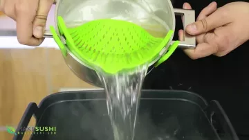 El escurridor de silicona en el video "8 Innovative Kitchen Gadgets" de Davy Devaux en su canal How To Make Sushi