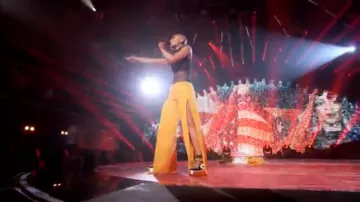 Pantalones amarillos con hendiduras en los costados en The Four: Battle for Stardom